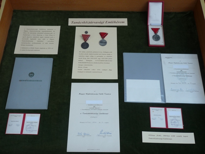 A kiállítás képei a könyvtárban