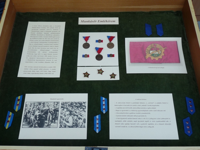 A kiállítás képei a könyvtárban