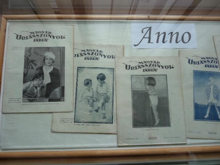 A kiállítás képei a könyvtárban