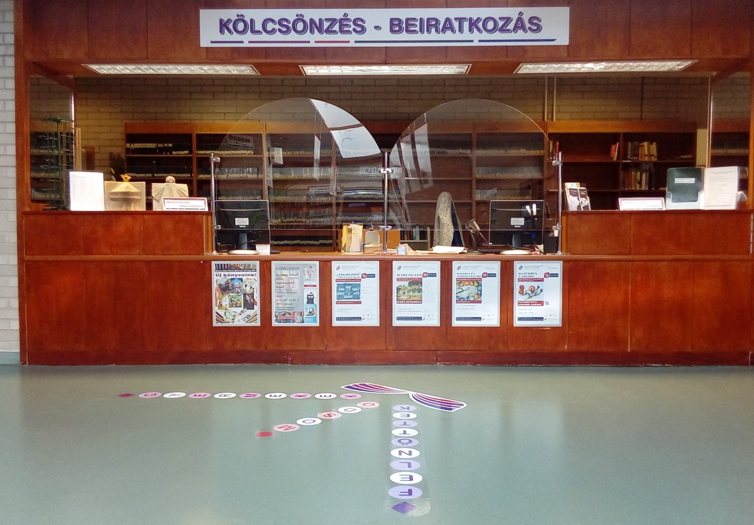 Plexifal a kölcsönzőpultnál