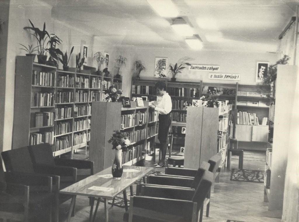 A Bartók Béla úton lévő 146-os munkásszálló földszinti klubhelyiségében működő Felnőtt Könyvtár Olvasóterme  (1968-1969)