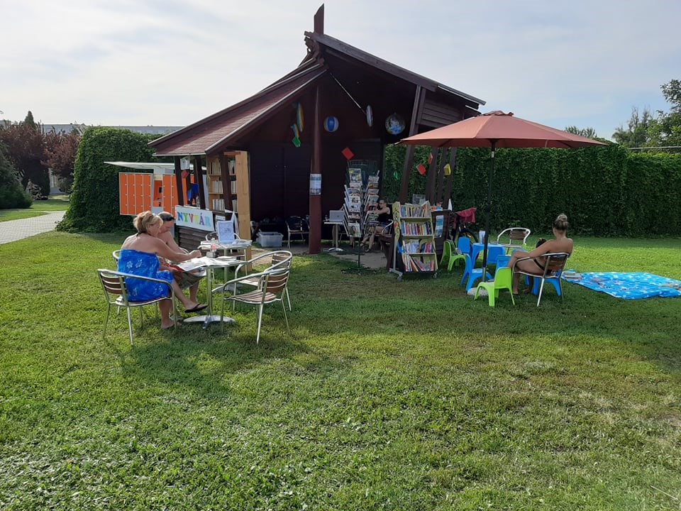 Strandkönyvtár a Tiszaújvárosi Strand- és Gyógyfürdő területén 