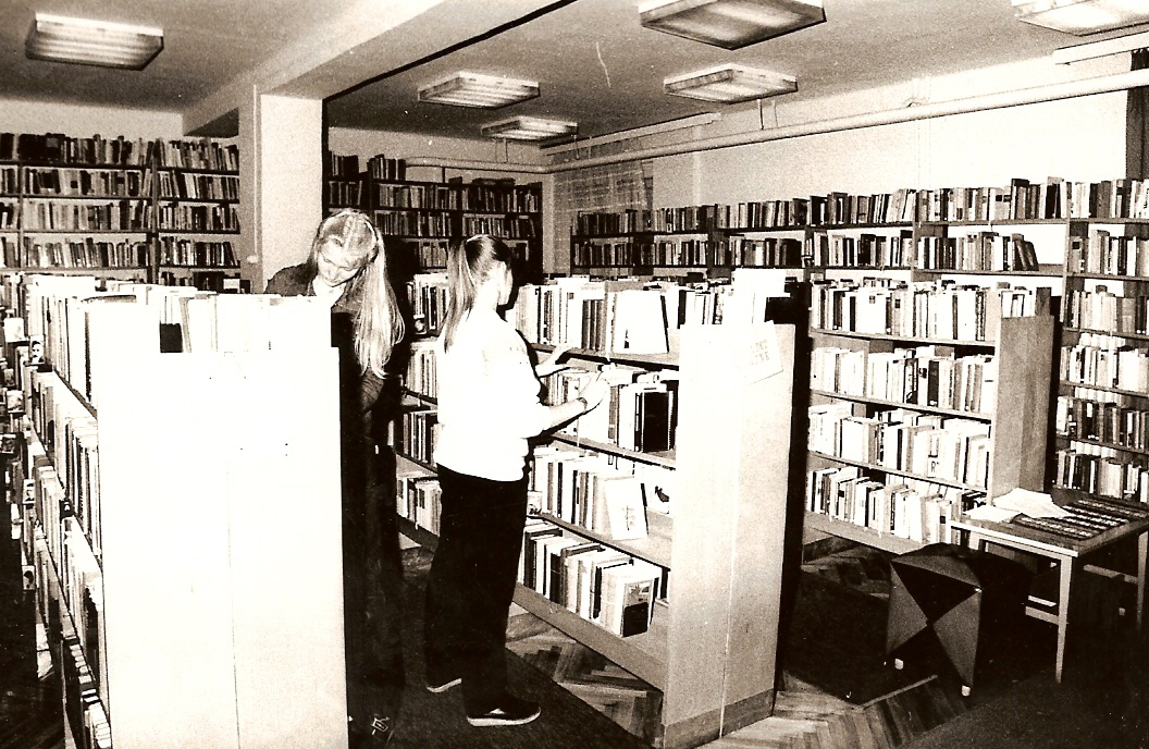 A  kölcsönzőtér a Felnőttkönyvtárban (1984)