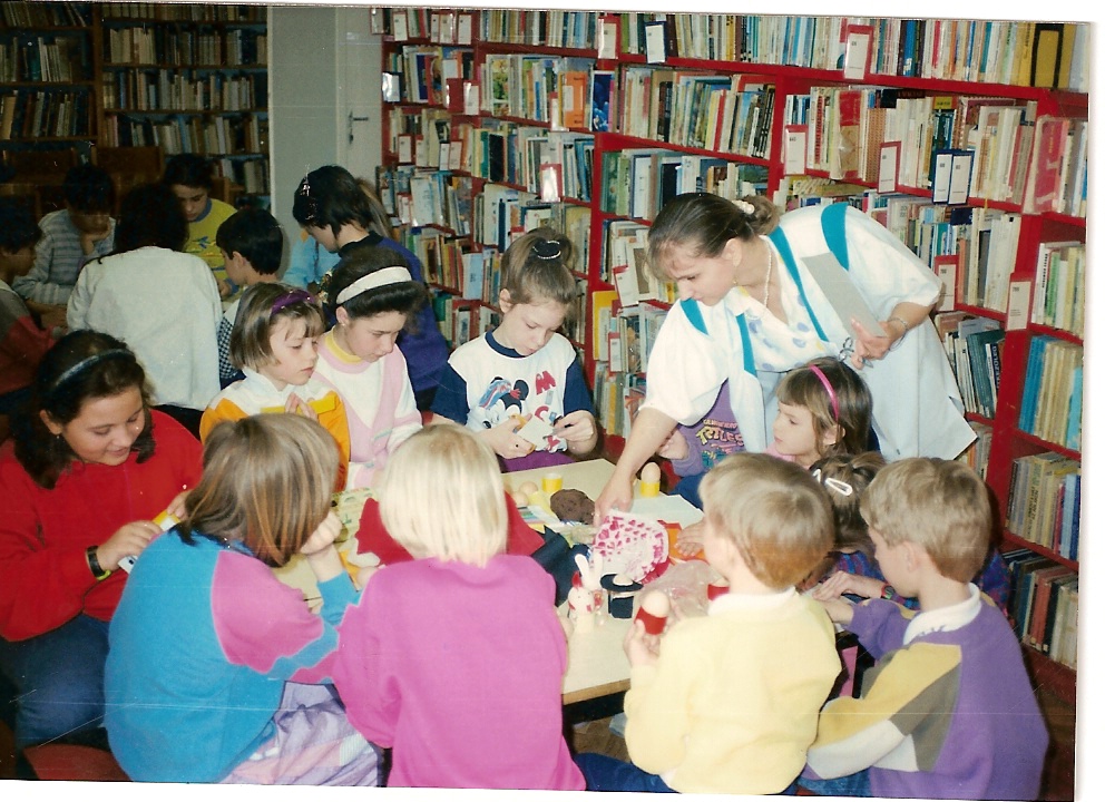 Kézműves foglalkozás keretében tojásfestés a Gyermekkönyvtárban  (1993)