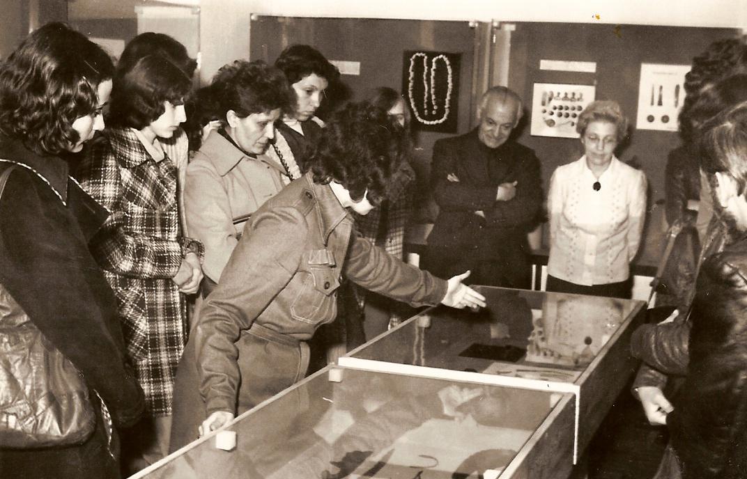 Leninváros környékének őstörténete" című régészeti kiállítás a Városi Könyvtár Helytörténeti Gyűjteményében.